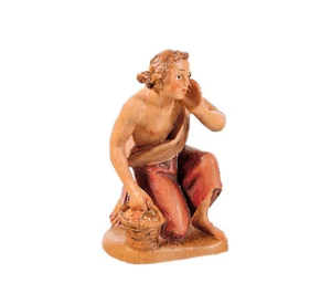 Boy kneeñing with small basket (Reindl Nativity)