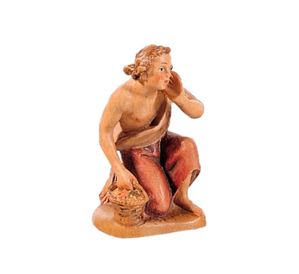 Boy kneeñing with small basket (Reindl Nativity)