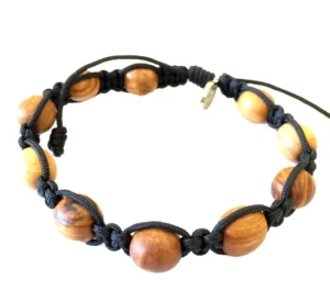 Brazalete con bolas de madera. Madera y cuerda. Cierre con cuerda.