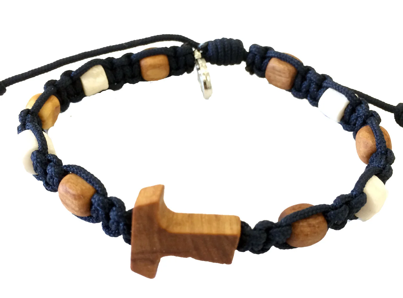 Brazalete con cruz de Tau. Madera y cuerda. Cierre con cuerda.