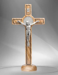 Cruz de San Benito en madera de sobremesa