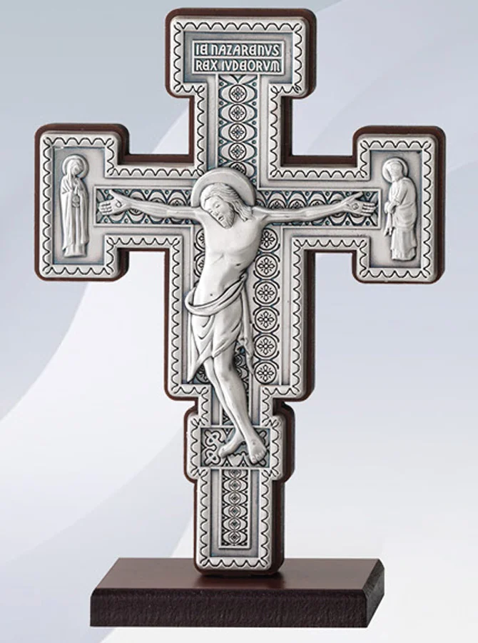 Cruz de San Damian. Metal baño plata. Con base